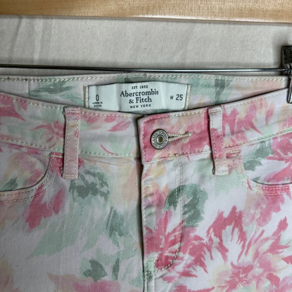 Abercrombie & Fitch Pink Floral‎ Print Denim Jeans Size 0